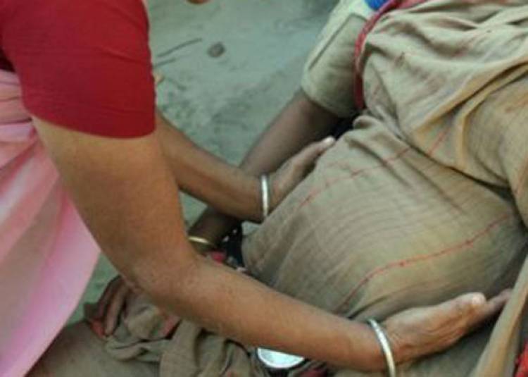 शर्मनाक: अस्पताल ने गर्भवती को भर्ती नहीं किया, सड़क पर बच्ची का जन्‍म