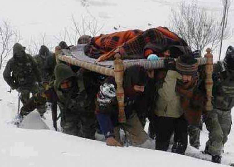 कश्मीर: भारी बर्फबारी के बीच खिलखिलाया जीवन