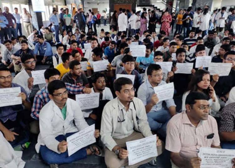 एनएमसी बिल के विरोध में दिल्‍ली-चंडीगढ में डॉक्टरों की हड़ताल जारी