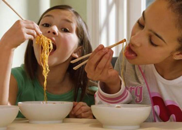 नूडल्‍स जैसे भोजन बच्‍चों को कुपोषित बना रहे हैं