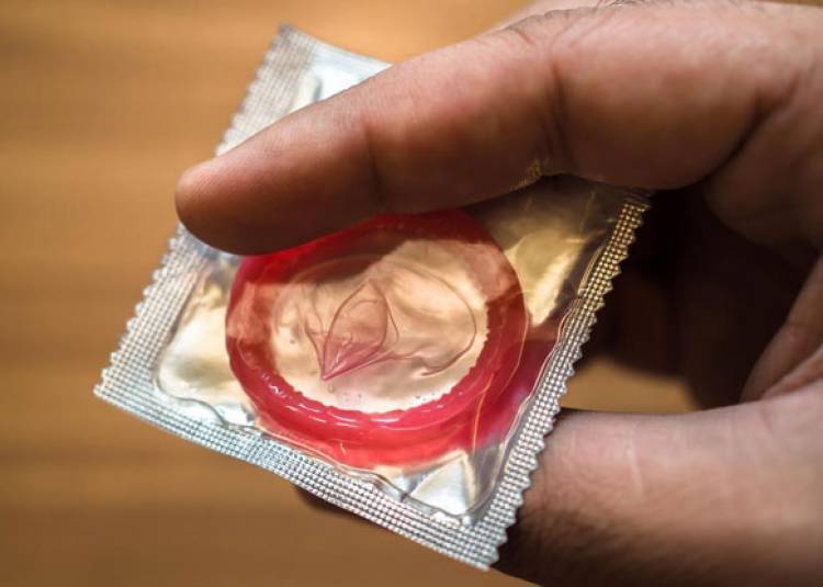 क्‍या सच में यौनांग को शिथिल बनाता है कंडोम?