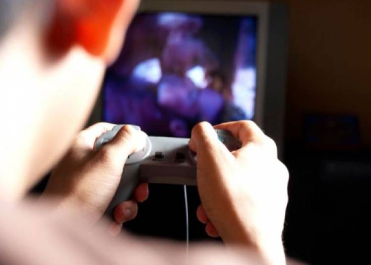 वीडियो गेम्स से नहीं, टीवी और सोशल मीडिया से किशोरों को ज्यादा खतरा  