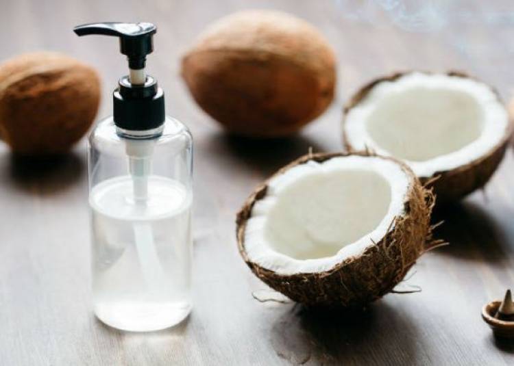सर्दियों में नहाने के बाद नारियल तेल के प्रयोग से होंगे ये फायदे