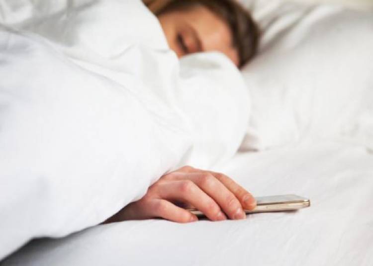 स्मार्टफोन को पास में रखकर सोने से घटती है यौन क्षमता