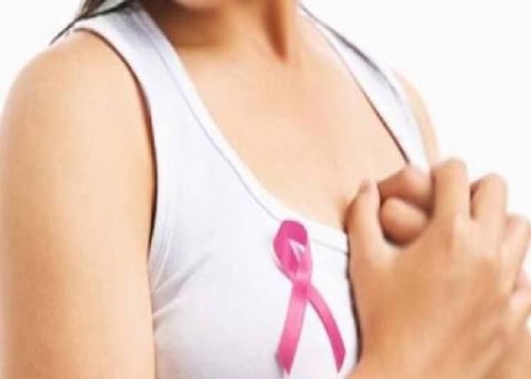 ब्रेस्ट कैंसर का महिलाओं में होता है ज्यादा खतरा, जानें लक्षण और बचने का तरीका