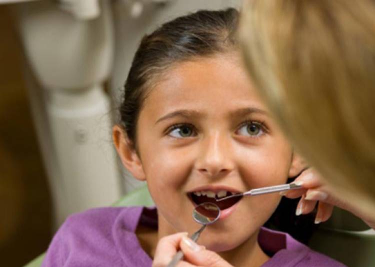 बच्चों के टेढ़े-मेढ़े दांत निकलने की यह है वजह, जानें क्या है इलाज और पूरी प्रक्रिया
