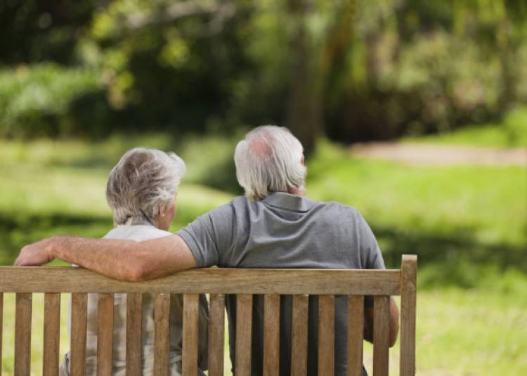 बड़ी खुशखबरी: अब अकेले रहने वाले बुजुर्गों का ख्याल सरकार रखेगी