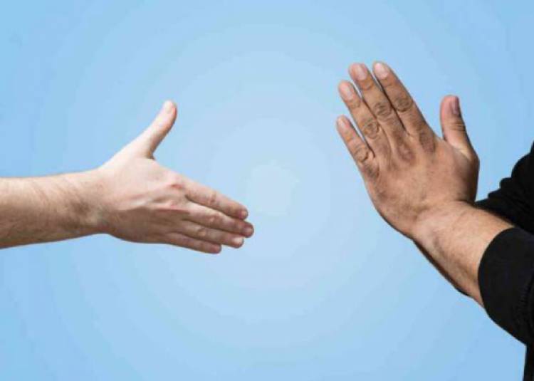 सेहत के लिए हाथ जोड़ना बेहतर या हाथ मिलाना, जानें इसके पीछे का लॉजिक और विज्ञान