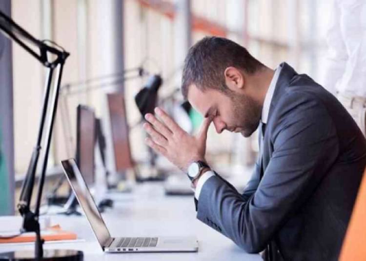 ऑफिसों में बढ़ रहा है तनाव, क्या बीमार हो रहा है कॉरपोरेट इंडिया?