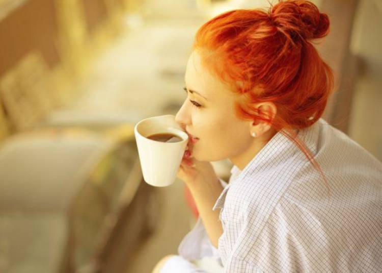 जानिए एक दिन में कितने कप कॉफी पीनी चाहिए, इसके फायदे और नुकसान क्या हैं? 