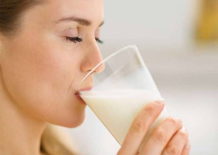 दूध के साथ भूलकर भी न खाएं ये चीजें, सेहत पर हो सकता है गलत असर