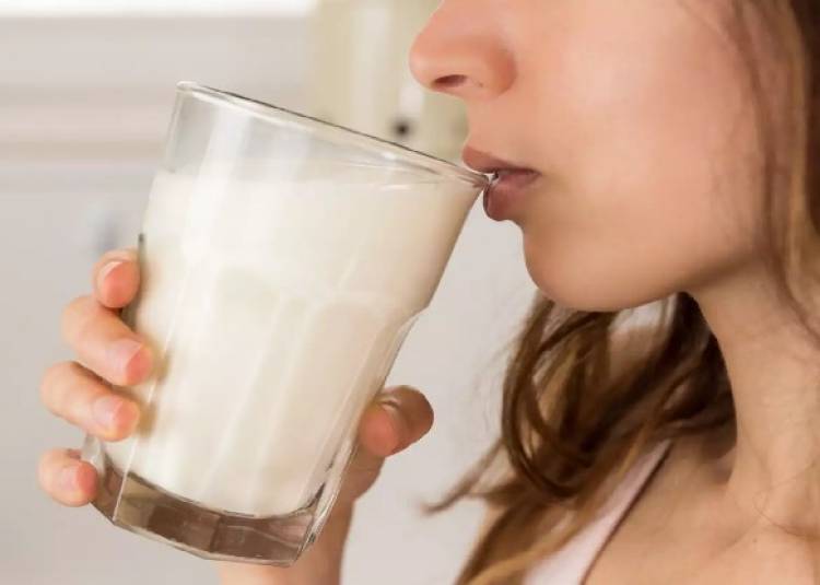 सोने से पहले दूध पीना कितना फायदेमंद, जानें क्या कहता है विज्ञान