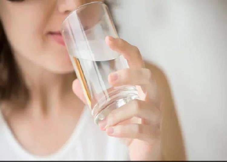 पानी पीना सेहत के लिए अच्छा है, लेकिन ज्यादा पीना सेहत पर गलत असर डाल सकता है, जानें क्या?