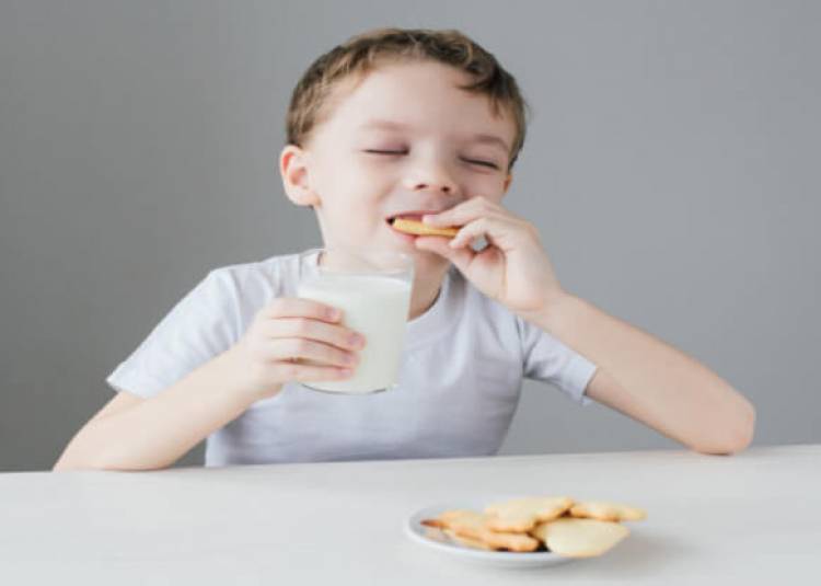 ज्यादा मात्रा में बिस्कुट खाने से बच्चों की सेहत पर क्या प्रभाव पड़ सकता है?