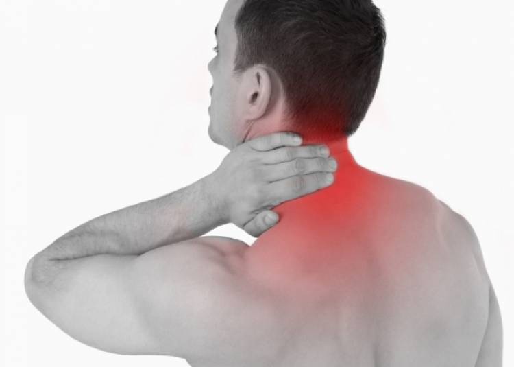 जानिए, गर्दन में दर्द व अकड़न की समस्या के कारण, प्राकृतिक उपचार और सावधनियां