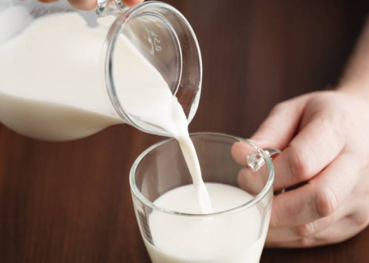 जानिए, उम्र के हिसाब से एक दिन में कितना दूध पीना चाहिए?