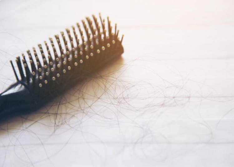 विशेषज्ञों ने बताया- आखिर कोरोना संक्रमण के कारण क्यों झड़ते हैं बाल
