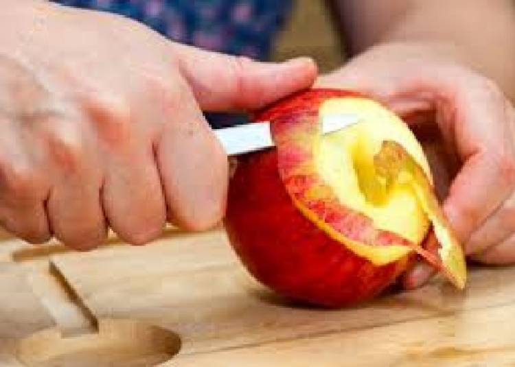 ये फायदे बताते हैं कि सेब के छिलके बेकार नहीं