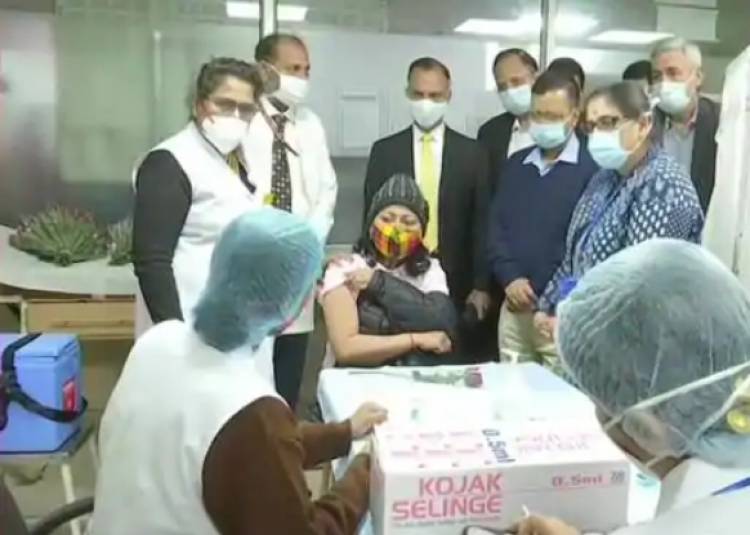 केजरीवाल ने LNJP अस्पताल में कोविड टीकाकरण का जायजा लिया, अफवाहों ध्यान न देने की अपील की