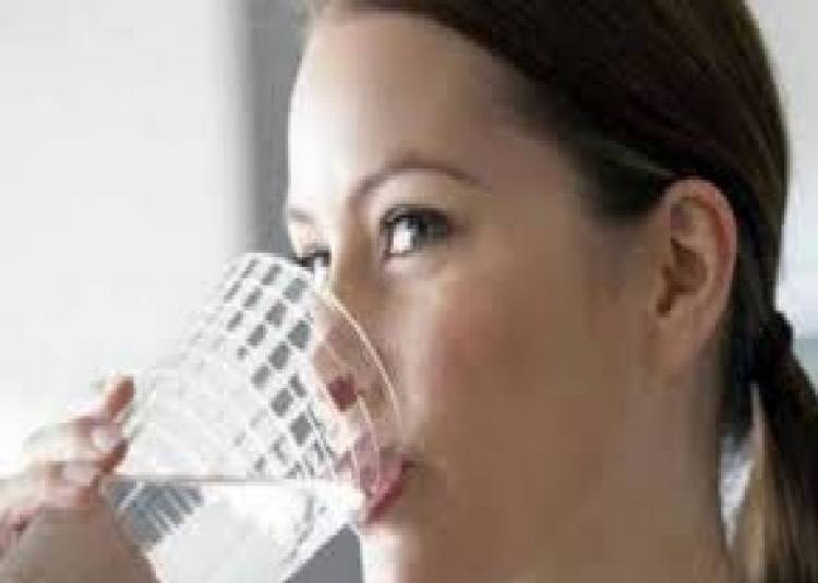 खाना खाने के बाद तुंरत पानी ना पिएं, शरीर में हो सकती हैं ये सभी परेशानियां