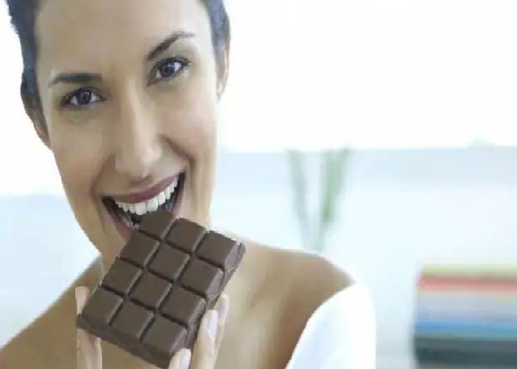 चिप्स और चॉकलेट जैसी चीजें खाने का मन बार-बार करे, तो समझें कि शरीर में है इन तत्वों की कमी