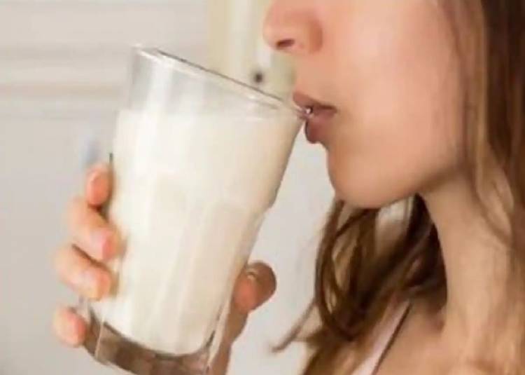 सोने से पहले दूध का सेवन सेहत के लिए है लाभकारी, जानें फायदे